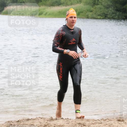21.06.2025 - 27. Vierlanden-Triathlon Lena Gebhardt http://msf.ph/oto/8041436 15.06.2025 13:07:20 Schwimmen 1172, 1196, 1218, 1225 meine-sportfotos.de