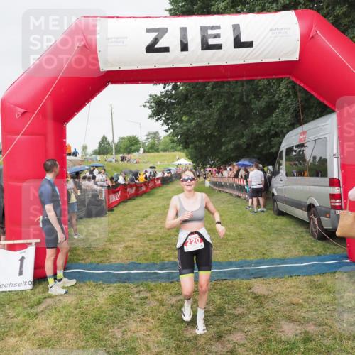 21.06.2025 - 27. Vierlanden-Triathlon MichiJ http://msf.ph/oto/8041438 15.06.2026 13:29:35 Ziel 220 meine-sportfotos.de