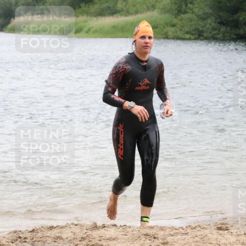 21.06.2025 - 27. Vierlanden-Triathlon Lena Gebhardt http://msf.ph/oto/8041439 15.06.2025 13:07:20 Schwimmen 1172, 1196, 1218, 1225 meine-sportfotos.de
