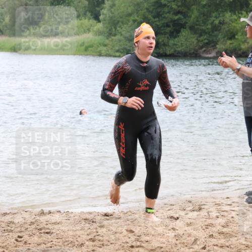 21.06.2025 - 27. Vierlanden-Triathlon Lena Gebhardt http://msf.ph/oto/8041442 15.06.2025 13:07:21 Schwimmen 1172, 1196, 1218, 1225 meine-sportfotos.de