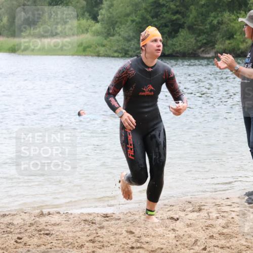 21.06.2025 - 27. Vierlanden-Triathlon Lena Gebhardt http://msf.ph/oto/8041444 15.06.2025 13:07:21 Schwimmen 1172, 1196, 1218, 1225 meine-sportfotos.de