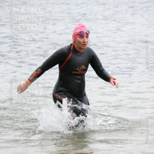 21.06.2025 - 27. Vierlanden-Triathlon Lena Gebhardt http://msf.ph/oto/8041447 15.06.2025 13:07:22 Schwimmen 1172, 1196, 1211, 1218, 1225 meine-sportfotos.de