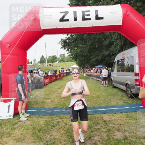 21.06.2025 - 27. Vierlanden-Triathlon MichiJ http://msf.ph/oto/8041448 15.06.2026 13:29:36 Ziel 220 meine-sportfotos.de