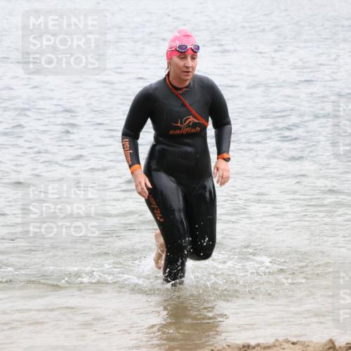 21.06.2025 - 27. Vierlanden-Triathlon Lena Gebhardt http://msf.ph/oto/8041453 15.06.2025 13:07:23 Schwimmen 1172, 1196, 1211, 1225 meine-sportfotos.de