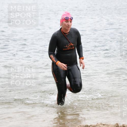 21.06.2025 - 27. Vierlanden-Triathlon Lena Gebhardt http://msf.ph/oto/8041456 15.06.2025 13:07:23 Schwimmen 1172, 1196, 1211, 1225 meine-sportfotos.de