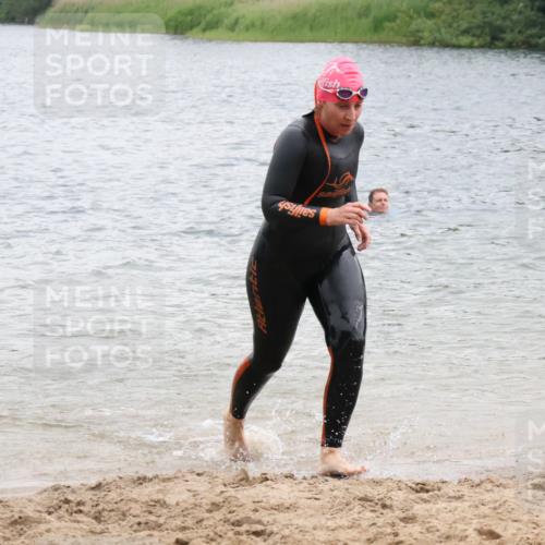 21.06.2025 - 27. Vierlanden-Triathlon Lena Gebhardt http://msf.ph/oto/8041459 15.06.2025 13:07:24 Schwimmen 1172, 1196, 1211, 1225, 1228 meine-sportfotos.de
