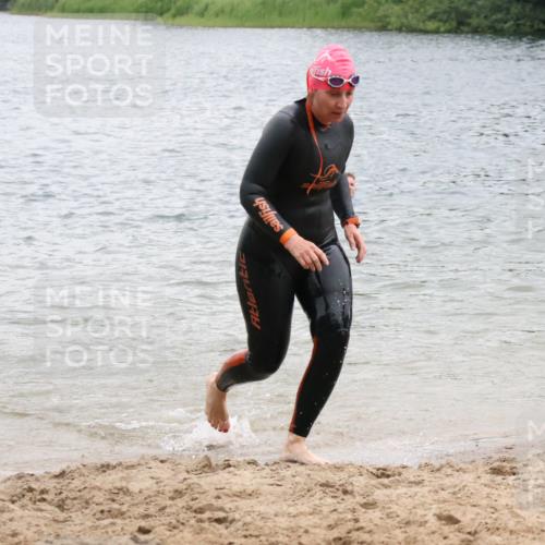 21.06.2025 - 27. Vierlanden-Triathlon Lena Gebhardt http://msf.ph/oto/8041462 15.06.2025 13:07:25 Schwimmen 1172, 1196, 1211, 1225, 1228 meine-sportfotos.de