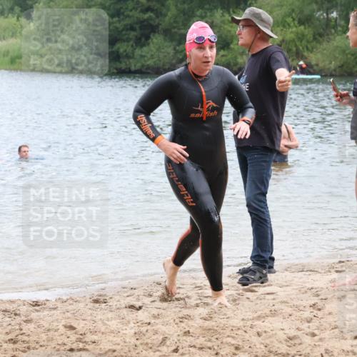 21.06.2025 - 27. Vierlanden-Triathlon Lena Gebhardt http://msf.ph/oto/8041466 15.06.2025 13:07:26 Schwimmen 1172, 1196, 1211, 1225, 1228 meine-sportfotos.de