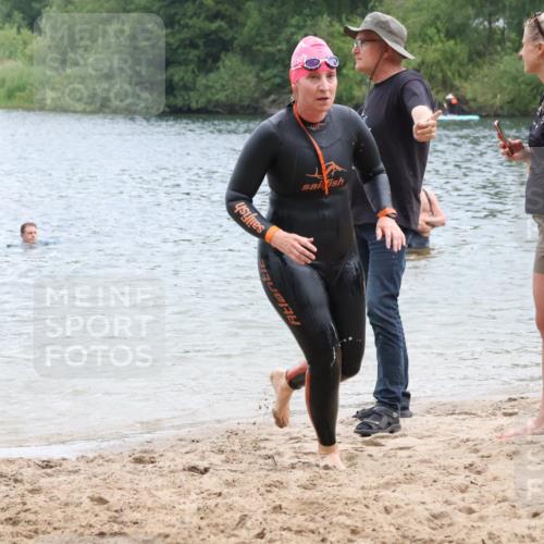 21.06.2025 - 27. Vierlanden-Triathlon Lena Gebhardt http://msf.ph/oto/8041468 15.06.2025 13:07:26 Schwimmen 1172, 1196, 1211, 1225, 1228 meine-sportfotos.de