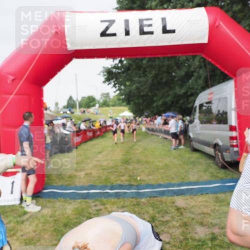 21.06.2025 - 27. Vierlanden-Triathlon MichiJ http://msf.ph/oto/8041473 15.06.2026 13:29:43 Ziel 717, 1069, 1070, 1071 meine-sportfotos.de