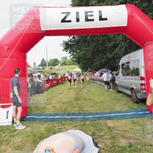 21.06.2025 - 27. Vierlanden-Triathlon MichiJ http://msf.ph/oto/8041480 15.06.2026 13:29:43 Ziel 717, 1069, 1070, 1071 meine-sportfotos.de