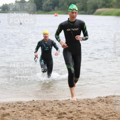 21.06.2025 - 27. Vierlanden-Triathlon Lena Gebhardt http://msf.ph/oto/8041482 15.06.2025 13:07:31 Schwimmen 1172, 1211, 1225, 1228 meine-sportfotos.de