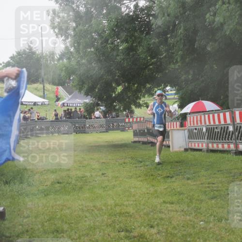 21.06.2025 - 27. Vierlanden-Triathlon KatJ http://msf.ph/oto/8041498 15.06.2025 14:33:21 Ziel 1250 meine-sportfotos.de