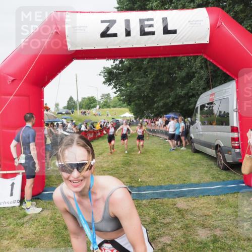 21.06.2025 - 27. Vierlanden-Triathlon MichiJ http://msf.ph/oto/8041503 15.06.2026 13:29:44 Ziel 717, 1069, 1070, 1071 meine-sportfotos.de