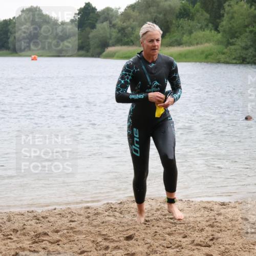 21.06.2025 - 27. Vierlanden-Triathlon Lena Gebhardt http://msf.ph/oto/8041505 15.06.2025 13:07:34 Schwimmen 1211, 1225, 1228 meine-sportfotos.de