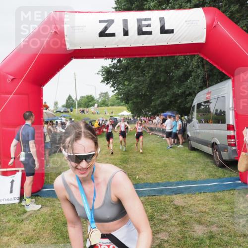21.06.2025 - 27. Vierlanden-Triathlon MichiJ http://msf.ph/oto/8041506 15.06.2026 13:29:44 Ziel 717, 1069, 1070, 1071 meine-sportfotos.de