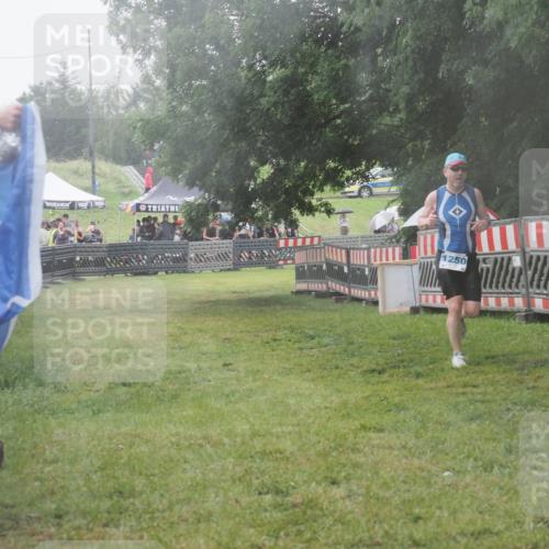 21.06.2025 - 27. Vierlanden-Triathlon KatJ http://msf.ph/oto/8041510 15.06.2025 14:33:22 Ziel 1250 meine-sportfotos.de