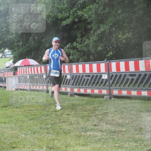 21.06.2025 - 27. Vierlanden-Triathlon KatJ http://msf.ph/oto/8041513 15.06.2025 14:33:23 Ziel 1250 meine-sportfotos.de