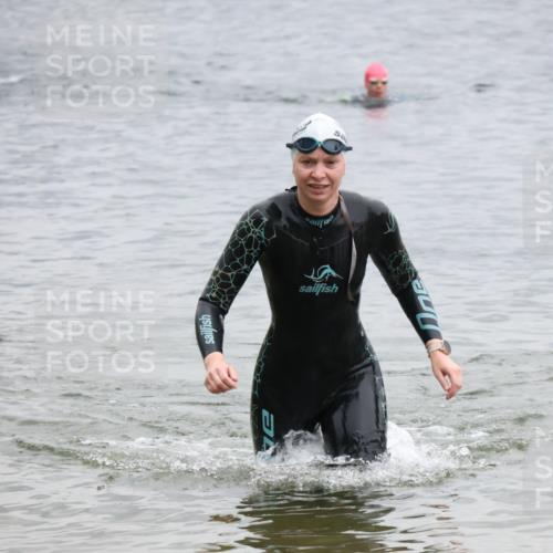 21.06.2025 - 27. Vierlanden-Triathlon Lena Gebhardt http://msf.ph/oto/8041514 15.06.2025 13:07:41 Schwimmen 1203, 1211, 1228 meine-sportfotos.de