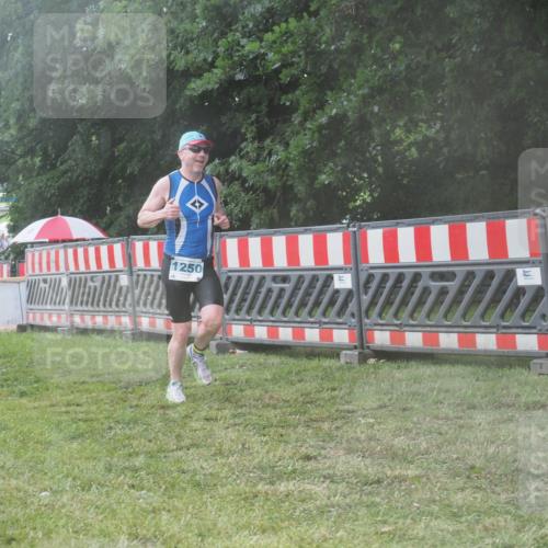 21.06.2025 - 27. Vierlanden-Triathlon KatJ http://msf.ph/oto/8041516 15.06.2025 14:33:23 Ziel 1250 meine-sportfotos.de
