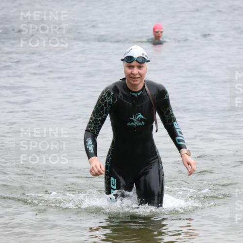 21.06.2025 - 27. Vierlanden-Triathlon Lena Gebhardt http://msf.ph/oto/8041517 15.06.2025 13:07:41 Schwimmen 1203, 1211, 1228 meine-sportfotos.de