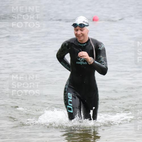 21.06.2025 - 27. Vierlanden-Triathlon Lena Gebhardt http://msf.ph/oto/8041519 15.06.2025 13:07:42 Schwimmen 1203, 1211, 1228 meine-sportfotos.de