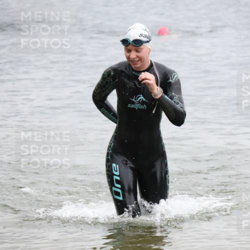 21.06.2025 - 27. Vierlanden-Triathlon Lena Gebhardt http://msf.ph/oto/8041521 15.06.2025 13:07:42 Schwimmen 1203, 1211, 1228 meine-sportfotos.de