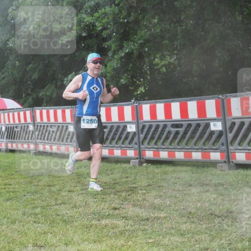 21.06.2025 - 27. Vierlanden-Triathlon KatJ http://msf.ph/oto/8041523 15.06.2025 14:33:23 Ziel 1250 meine-sportfotos.de