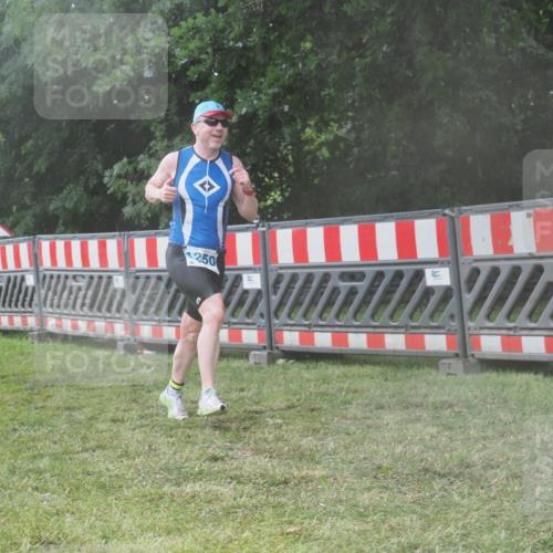 21.06.2025 - 27. Vierlanden-Triathlon KatJ http://msf.ph/oto/8041524 15.06.2025 14:33:23 Ziel 1250 meine-sportfotos.de