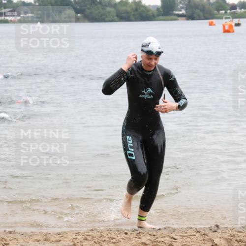 21.06.2025 - 27. Vierlanden-Triathlon Lena Gebhardt http://msf.ph/oto/8041525 15.06.2025 13:07:45 Schwimmen 1203 meine-sportfotos.de