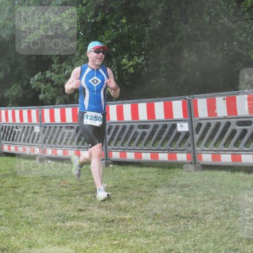 21.06.2025 - 27. Vierlanden-Triathlon KatJ http://msf.ph/oto/8041527 15.06.2025 14:33:24 Ziel 1250 meine-sportfotos.de