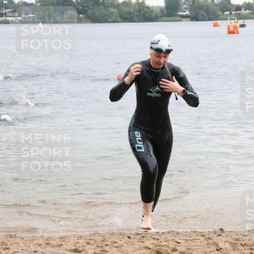 21.06.2025 - 27. Vierlanden-Triathlon Lena Gebhardt http://msf.ph/oto/8041528 15.06.2025 13:07:45 Schwimmen 1203 meine-sportfotos.de