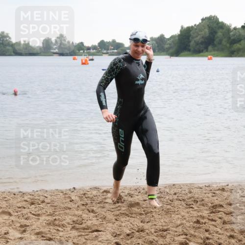 21.06.2025 - 27. Vierlanden-Triathlon Lena Gebhardt http://msf.ph/oto/8041530 15.06.2025 13:07:46 Schwimmen 1203 meine-sportfotos.de
