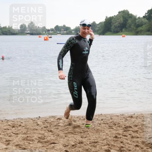 21.06.2025 - 27. Vierlanden-Triathlon Lena Gebhardt http://msf.ph/oto/8041532 15.06.2025 13:07:46 Schwimmen 1203 meine-sportfotos.de