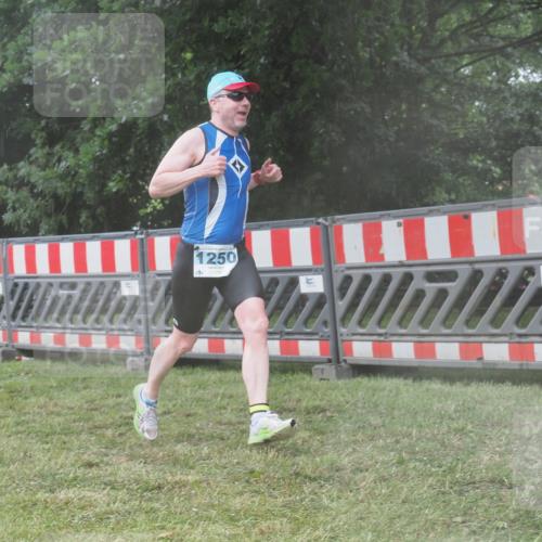 21.06.2025 - 27. Vierlanden-Triathlon KatJ http://msf.ph/oto/8041534 15.06.2025 14:33:24 Ziel 1250 meine-sportfotos.de