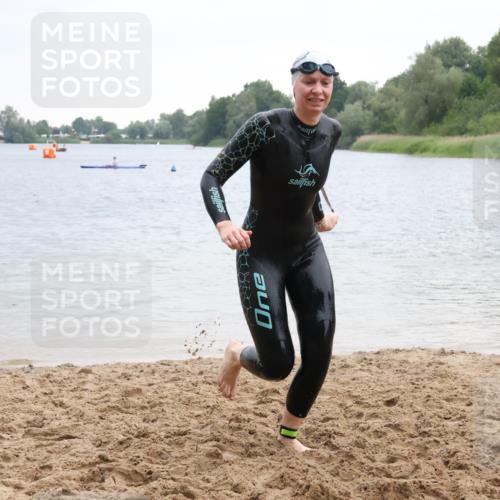 21.06.2025 - 27. Vierlanden-Triathlon Lena Gebhardt http://msf.ph/oto/8041536 15.06.2025 13:07:47 Schwimmen 1203 meine-sportfotos.de