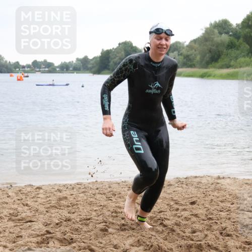 21.06.2025 - 27. Vierlanden-Triathlon Lena Gebhardt http://msf.ph/oto/8041539 15.06.2025 13:07:47 Schwimmen 1203 meine-sportfotos.de