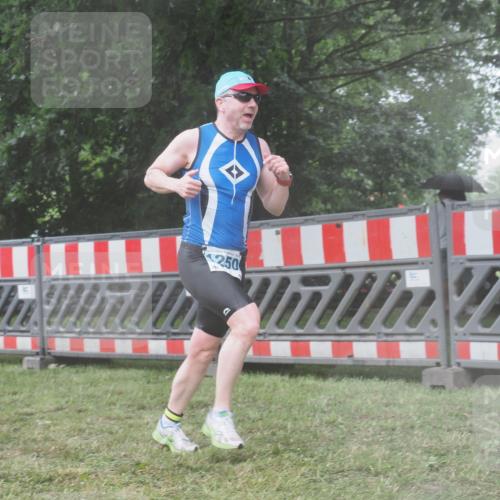 21.06.2025 - 27. Vierlanden-Triathlon KatJ http://msf.ph/oto/8041540 15.06.2025 14:33:24 Ziel 1250 meine-sportfotos.de