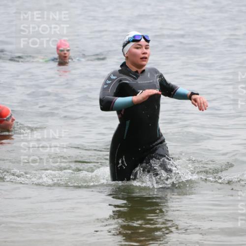 21.06.2025 - 27. Vierlanden-Triathlon Lena Gebhardt http://msf.ph/oto/8041541 15.06.2025 13:07:53 Schwimmen 1203, 1209, 1226 meine-sportfotos.de