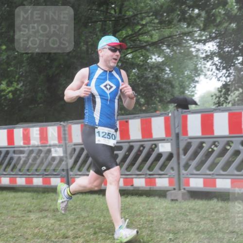 21.06.2025 - 27. Vierlanden-Triathlon KatJ http://msf.ph/oto/8041543 15.06.2025 14:33:24 Ziel 1250 meine-sportfotos.de