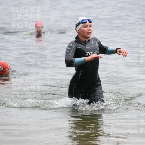 21.06.2025 - 27. Vierlanden-Triathlon Lena Gebhardt http://msf.ph/oto/8041544 15.06.2025 13:07:53 Schwimmen 1203, 1209, 1226 meine-sportfotos.de