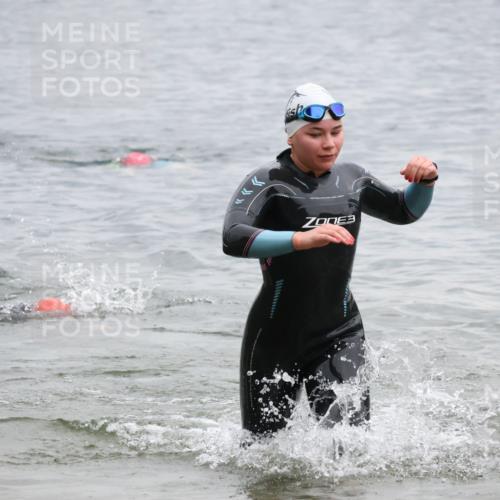 21.06.2025 - 27. Vierlanden-Triathlon Lena Gebhardt http://msf.ph/oto/8041547 15.06.2025 13:07:54 Schwimmen 1203, 1209, 1226 meine-sportfotos.de