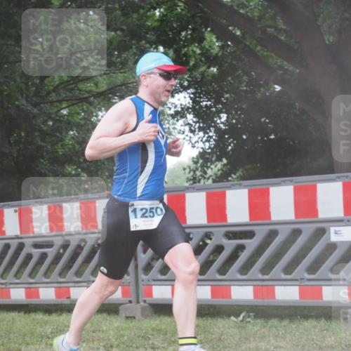21.06.2025 - 27. Vierlanden-Triathlon KatJ http://msf.ph/oto/8041548 15.06.2025 14:33:24 Ziel 1250 meine-sportfotos.de