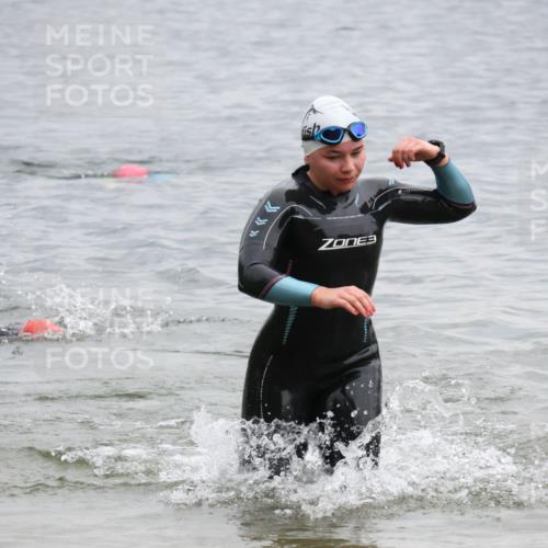21.06.2025 - 27. Vierlanden-Triathlon Lena Gebhardt http://msf.ph/oto/8041550 15.06.2025 13:07:54 Schwimmen 1203, 1209, 1226 meine-sportfotos.de