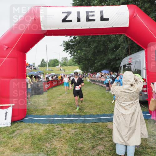 21.06.2025 - 27. Vierlanden-Triathlon MichiJ http://msf.ph/oto/8041552 15.06.2026 13:30:13 Ziel 68, 227, 958, 970 meine-sportfotos.de