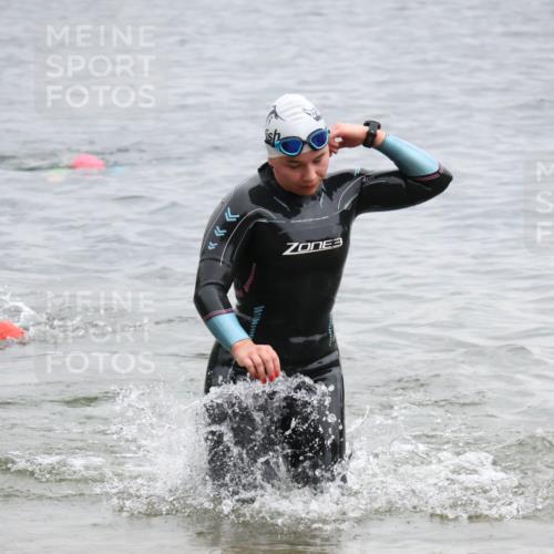 21.06.2025 - 27. Vierlanden-Triathlon Lena Gebhardt http://msf.ph/oto/8041553 15.06.2025 13:07:54 Schwimmen 1203, 1209, 1226 meine-sportfotos.de