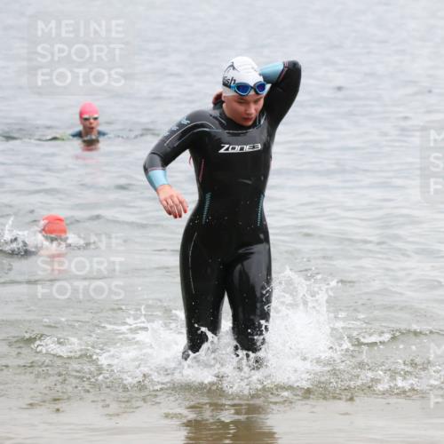 21.06.2025 - 27. Vierlanden-Triathlon Lena Gebhardt http://msf.ph/oto/8041556 15.06.2025 13:07:54 Schwimmen 1203, 1209, 1226 meine-sportfotos.de