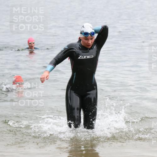 21.06.2025 - 27. Vierlanden-Triathlon Lena Gebhardt http://msf.ph/oto/8041559 15.06.2025 13:07:55 Schwimmen 1203, 1209, 1216, 1226 meine-sportfotos.de