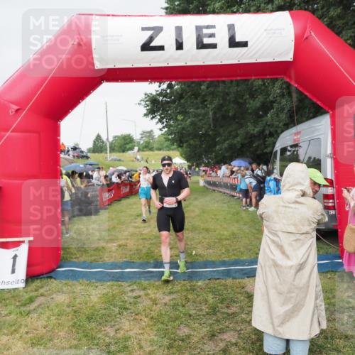 21.06.2025 - 27. Vierlanden-Triathlon MichiJ http://msf.ph/oto/8041568 15.06.2026 13:30:14 Ziel 68, 227, 958, 970 meine-sportfotos.de