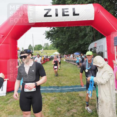 21.06.2025 - 27. Vierlanden-Triathlon MichiJ http://msf.ph/oto/8041570 15.06.2026 13:30:16 Ziel 68, 227, 663, 958, 970 meine-sportfotos.de